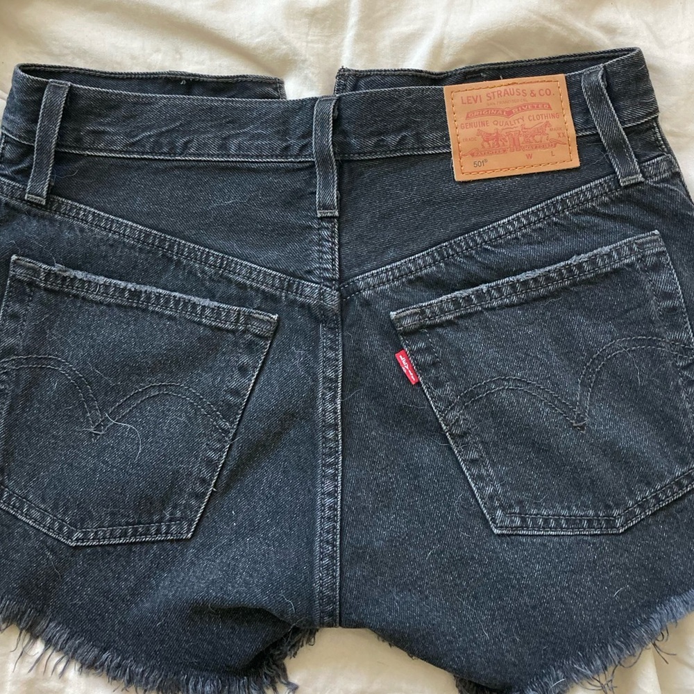 Levi’s NWT cutoff raw denim black cutoff distressed jean shorts - Picture 2 of 5